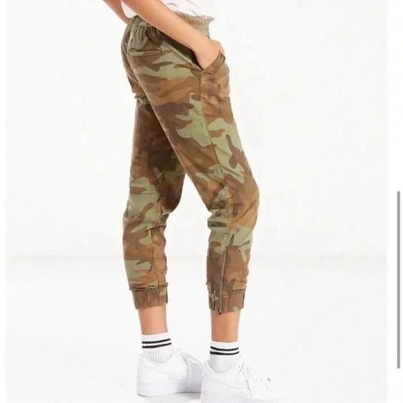 Levi’s mid rise ankle length camouflage print jogger pants size small - Picture 3 of 15